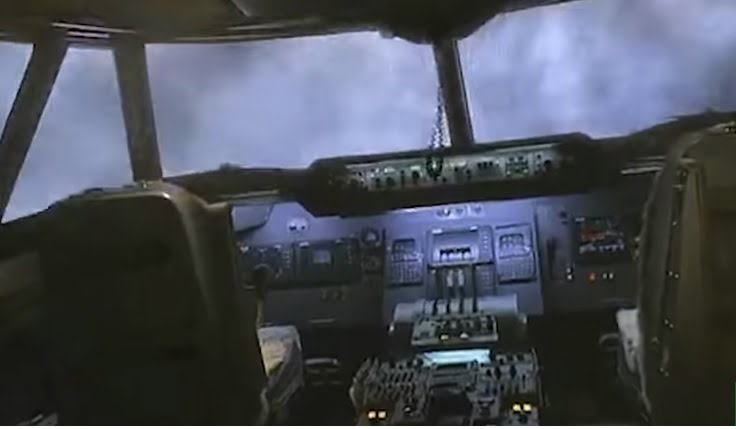 film tentang pesawat. Salah satu adegan film SNAKES ON A PLANE (2006).
