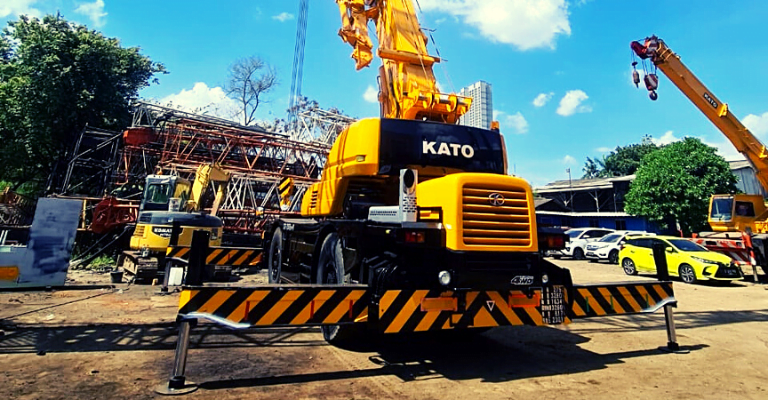 Kato KR-35H-V2 Rough Terrain Crane