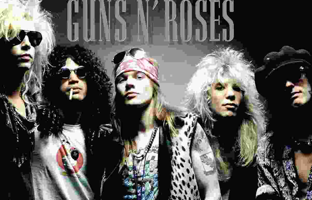 Aksi panggung Guns N' Roses melempar microfon ke penonton akan berakhir